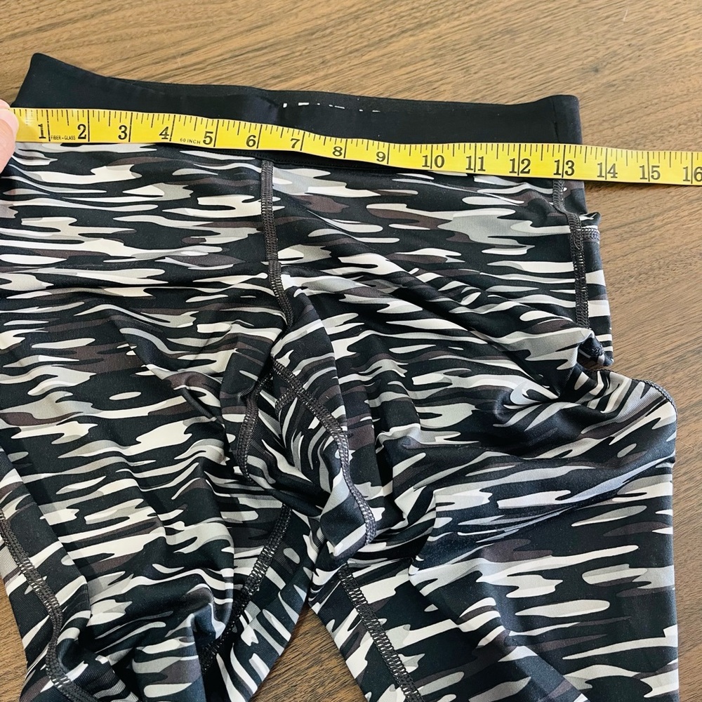 Nike Black and Gray Patterned Leggings - Picture 6 of 8